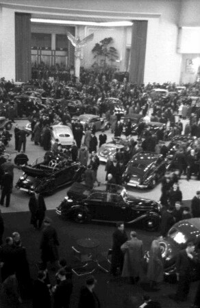Berlin: Automobilausstellung; alte Autohalle; Blick über Autos in die Ehrenhalle