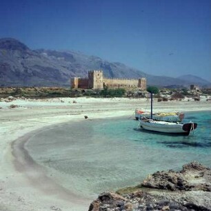 Bucht von Frangokastello : Frangokastello. Venezianisches Kastell, Ansicht vom Strand, 2. Hälfte 14. Jh.
