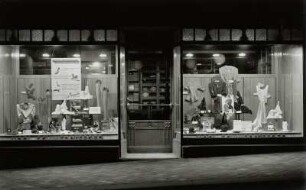 Roßwein, Döbelner Straße 4, Wohn- und Geschäftshaus, Schaufensterdekoration mit Damenmode
