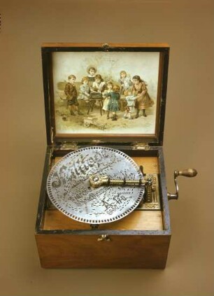 Polyphon : Polyphon. Metall, Messing, Holz, bemalt. Um 1900. Ansicht mit aufgeklappten Deckel und Deckelgemälde. Dresden: Technische Sammlungen