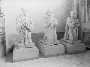 Drei Figuren vom Mausoleum der Laubespine