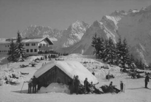 Mittenwald: Sportler und Sonnenanbeter, mit verschneiter Hütte