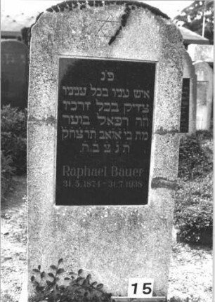 Grabstein 15 (Index: 100114420) Material: Kalkstein mit schwarzer Marmorplatte Zustand: Risse Maße HxBxT: 139x68x28 cm Beschreibung: Stele, Sockel, Segmentbogenabschluß, Schriftplatte rechteckig Symbolik: Davidstern: Grabstein 15