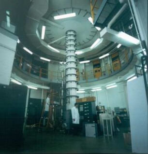 Duisburg. Neubauten der Universität. Neue runde Chemiehalle mit Säule