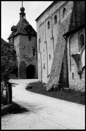 Romainmôtier: Südfassade und Torturm