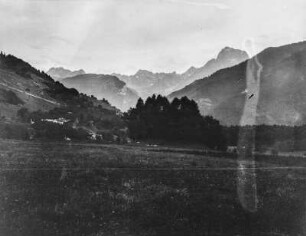 Landschaft : Blick über eine bergige Landschaft mit bewaldeten Berghängen