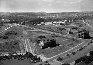 Dresden. Blick vom Rathausturm über beräumte Flächen mit Ferdinandplatz nach Südwesten zum Hauptbahnhof