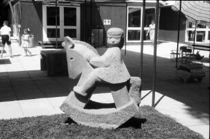 Zürich: Kunst-Schau, Schaukelpferd, Stein