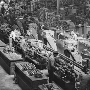 Blick in die Produktionshalle von Borgward, Produktion von Kurbelwellen
