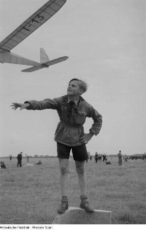 Junge beim Starten eines Modellflugzeuges