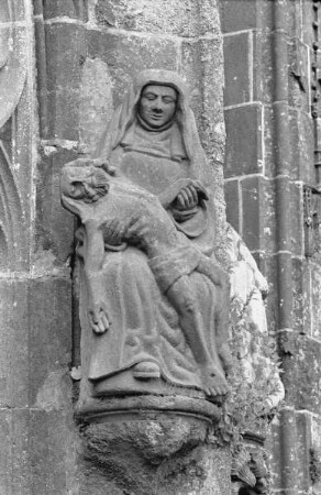 Südportal, Pietà am rechten äußeren Portalpfeiler