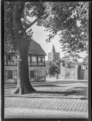 Fachwerkhaus, Turm im Hintergrund