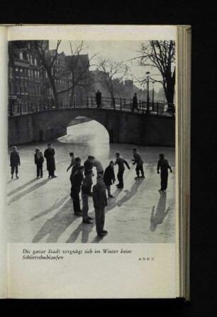 Die ganze Stadt vergnügt sich im Winter beim Schlittschuhlaufen