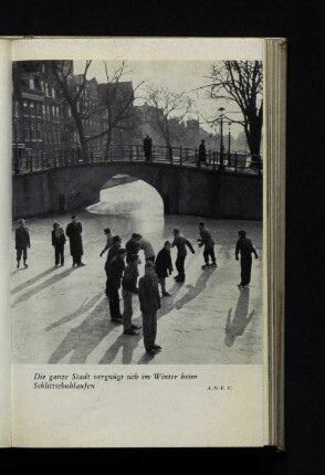 Die ganze Stadt vergnügt sich im Winter beim Schlittschuhlaufen