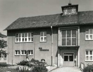 Panschwitz-Kuckau, Cisinskistraße 16. Cisinski-Schule (und Cisinski-Museum) (1950/1951, Ergänzungsbau 1986). Teilansicht mit Portal
