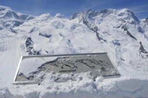 Zermatt - Tafel mit Berggipfeln : Auf einer Tafel sind alle vom 3089 m hohen Gornergrat zu sehenden Berggipfel verzeichnet. Aufgenommen am 17. Mai 2010 bei Zermatt