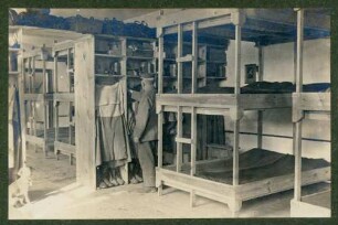 Foto eines Soldaten im Schlafsaal der vom Armierungsbataillon hergestellten Mannschaftsunterkunft