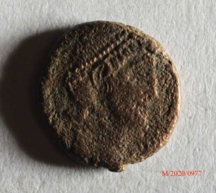 Römische Münze, Nominal Halbcentenionalis, Prägeherr Gratian, Valentinian II. oder Theodosius I., Prägeort nicht bestimmbar, Original