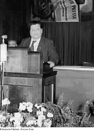 Hermann Axen auf einer Agitatorenkonferenz im "Lindenhof"