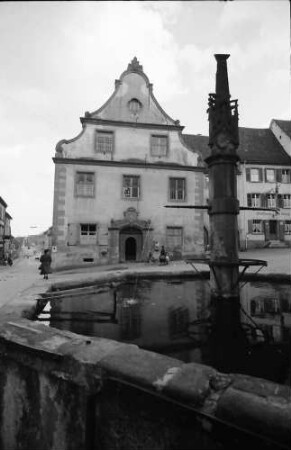 Endingen: Gotischer Brunnen mit Rathaus