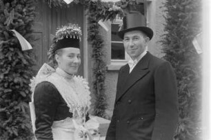 Sorbische katholische Hochzeit in Cölln. Das Brautpaar. : Serbski katolski kwas w Chelnje. Kwasny por.