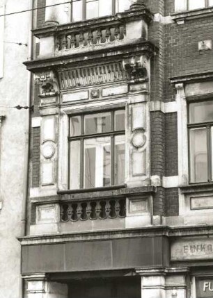 Dresden-Neustadt, Bautzner Straße 52. Wohnhaus mit Laden (um 1895). Fenster (1. Obergeschoß)