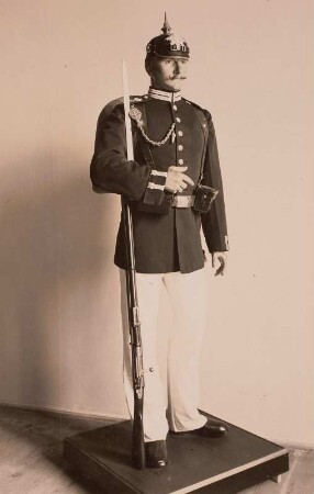 Sächsischer Leibgrenadier im Paradeanzug (mit nicht zugehörigem Helm: Linieninfanterie-Helm)