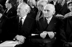Hausen im Wiesental: In der Festhalle, Kultusminister Dr. Storz, Hebelpreisträger Prof. Robert Minder