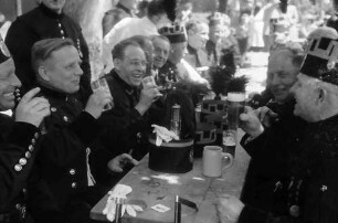Lörrach: Gruppe von Bugginger Bergleuten am Tisch