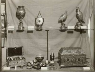 Vitrine 11: oben: Gefäße und Figuren mit Perlmutterplättchen belegt & unten: Apothekenkästchen mit Perlmutterplättchen & aus dem Inhalt des Reisekästchens & Reisekästchen mit Perlmutterplättchen