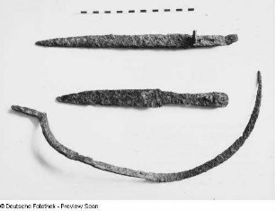 Dolche und Sichel : Zwei Dolche und eine Sichel (Grabungsfunde aus dem Umfeld der Burg Körse). Eisen, geschmiedet. Schirgiswalde-Kirschau: Burgmuseum Kirschau