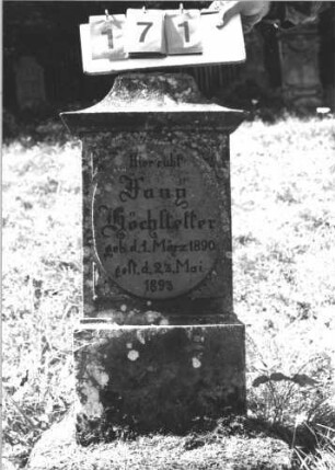 Grabstein 171 (Index: 100106315) Material: Sandstein Zustand: leicht verwittert, Mittelaufsatz fehlt Maße HxBxT: 108x44x17 cm Beschreibung: Stele mit überkragendem Walmdach, Mittelaufsatz fehlt, Schriftfeld oval erhaben, Sockel Besonderheit: Kindergrab: Grabstein 171