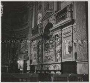 Rom, Pilgerhospiz Collegio Teutonico di Santa Maria dellAnima, Kirche Santa Maria dellAnima, Blick in den Chorraum, Grabmal des Papstes Hadrian VI.