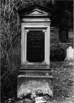 Grabstein 304 (Index: 100092675) Material: Stele:Sandstein/Platte:Granit Zustand: Stele-leicht verwitt/Platte-gut Maße HxBxT: 218x77x39 cm Beschreibung: Stele, getreppt. Sockel, Giebelabschl. m. Verdach. , profiliert. vertieft. Platte: Grabstein 304