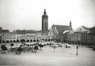 Budweis (heute Ceske Budejovice / Tschechien). Markt. Ansicht mit Samson-Brunnen (1727; J. Dietrich) und Domkirche (1649)