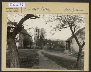 Ausgebrannte Kirche und Dorfplatz in Ralbitz im Herbst 1945. : Wupalena cyrkej a nawjes nazymu 1945 w Ralbicach.
