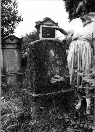 Grabstein 24 (Index: 99753456) Material: Kalkstein ? Zustand: stark verwittert Maße HxBxT: 110x60x40 cm Beschreibung: Rustica-Stele, Rustica-Sockel: Grabstein 24
