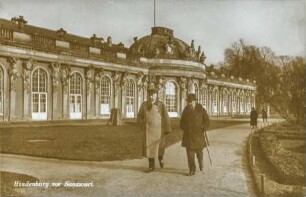 Hindenburg vor Sanssouci.
