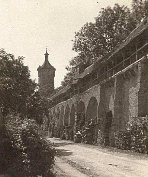 Rothenburg ob der Tauber. Stadtmauer mit Wehrgang und Klingentorturm (E. 14. Jh.)