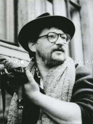 Der Regisseur Rainer Werner Fassbinder bei den Dreharbeiten zu "Berlin, Alexanderplatz"