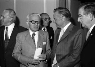 27. Tagung 1977 Chemiker; Sitzreihen im Theater: Ernst O. Fischer, Gerhard Herzbereg, H. Kienitz, Lord George Porter of Luddenham, Robert B. Woodward