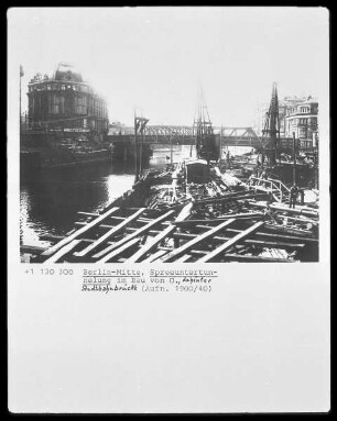 Die Spreeuntertunnelung in Berlin-Mitte im Bau (von Osten), dahinter die Stadtbahnbrücke