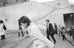 Passanten an einer U-Bahn-Station, Tokio