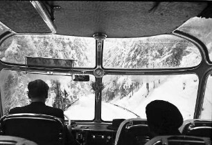Häusern: Schluchseewerk; im Autobus auf verschneiter Straße