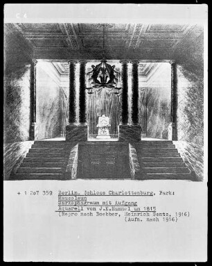 Blick in den Sarkophagraum des Mausoleums der Königin Luise im Park des Charlottenburger Schlosses in Berlin
