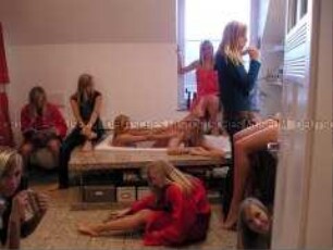 Inszenierte Szene im Badezimmer: Junge Frau mit "Klonen" (Prämiertes Foto, Imaging-Special)