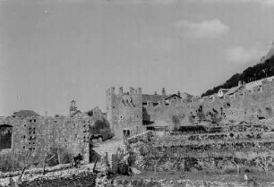 Ruine : Mauerreste eines Gebäudekomplexes.