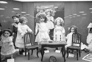 Ausstellung der Puppenrestauratorin Traudy Hähnel in der Stadtsparkasse Karlsruhe am Europaplatz