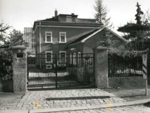 Radebeul. Wohnhaus mit Anbau, Dr.-Schmincke-Allee 6 (um 1890). Straßenansicht mit Tor