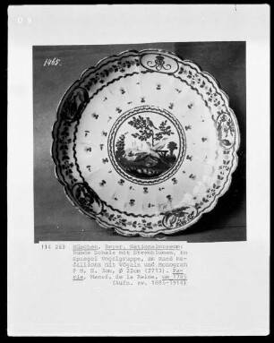 Runde Schale mit Streublumen, im Spiegel Vogelgruppe, am Rand Medaillons mit Vögeln und Monogram
